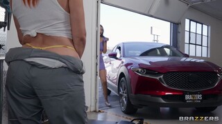 Сексуальные девушки в порно - Oiled Up Chicks Fucking in the Garage на HOT-GIRLS-PORN.COM