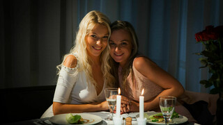 Сексуальные девушки в порно - Karol and Cristal's Anniversary Bang на HOT-GIRLS-PORN.COM