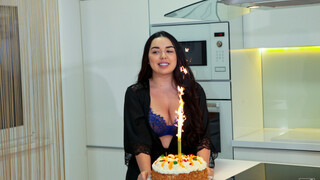 Сексуальные девушки в порно - Brunette Blowjob on Her Birthday на HOT-GIRLS-PORN.COM