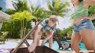 Сексуальные красотки в порно - Latina Teen and Blonde MILF's Double Blowjob HOT-GIRLS-PORN.COM